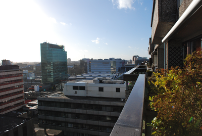 804795 Overzicht van een gedeelte van het kantoor- en winkelcentrum Hoog Catharijne te Utrecht, vanaf het balkon van ...